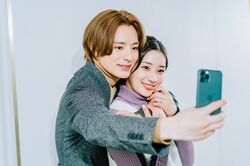 塩野瑛久、妻・足立梨花に世界に一つの写真展をプレゼント「この笑顔がすごく好き」最後の1枚はバックハグ『私たち結婚しました2』最終回