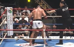 「スネが変形してる」識者も驚嘆 怒りのカーフキックで衝撃KO 相手の反則に王者が貫禄「ボコボコやん」ファン騒然