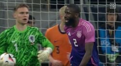 完全にただのヤバい奴！「狂ってるな」「鬼畜すぎだろ」ドイツ代表の“煽り野郎”が舐めまくったプレーを連発した瞬間　相手FWに抱きつき、GKを至近距離から挑発