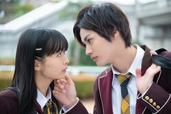 「何？見惚れてんの？」神尾楓珠が莉子に顎クイ 『ブラックシンデレラ』ドキドキな出会いをおさめた場面写真解禁