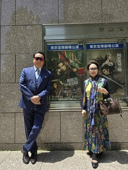 高橋英樹、宝塚を観劇へ 妻との2ショット公開 「モデルさんのよう」と反響
