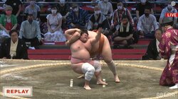 鮮やかな「宇良スペシャル」で喝采もまさかの反則負け 実況も「マスク越しにため息が漏れた」