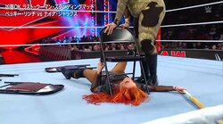 女子レスラー、因縁対決で屈辱の“巨尻”圧殺に苦悶 狂気の“凶器”合戦に「もうこれ以上はやめてくれ！」実況が本音