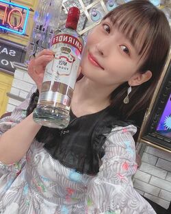 日本一ウォッカが似合う女子？上坂すみれ、ボトル片手の「声優と夜あそび」オフショットに「この写真は強い」の声
