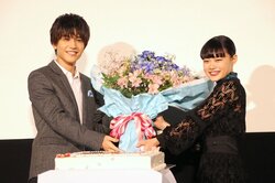 岩田剛典、グダグダ誕生日サプライズに苦笑い 21歳迎えた杉咲花に「ごめんね」　『パーフェクトワールド 君といる奇跡』舞台挨拶