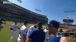 大谷翔平、サヨナラ歓喜の輪で…まさかの“スルー” 殊勲打のT・ヘルナンデスに駆け寄るも…ファン「気づいてあげて」出遅れが要因か