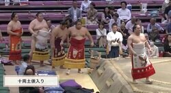 十両土俵入りで力士があわや“遅刻”のハプニング 珍しい光景に「焦って走ってるのかわいいw」「ジワる」ファンも