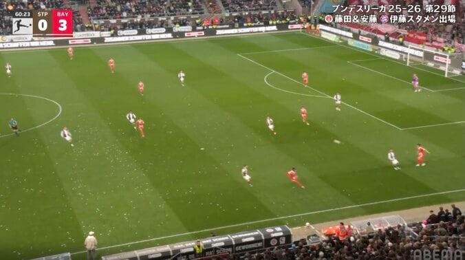 ウソでしょ…！？ 伊藤洋輝、美しすぎる“超ロングフィード”炸裂「そこ通すんかい！」高精度ピンポイントパスにスタジアム騒然「すげえ」「上手すぎやろ」 4枚目