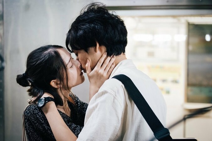 「もうちょっとだけ」遠距離カップルが別れ際にお互いを求めあう濃厚キス『ドラ恋～Kissing the tears away～』act.7 1枚目