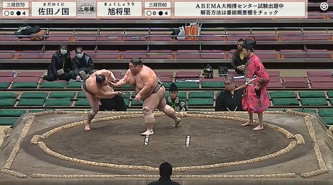 土俵を割っていく佐田ノ国