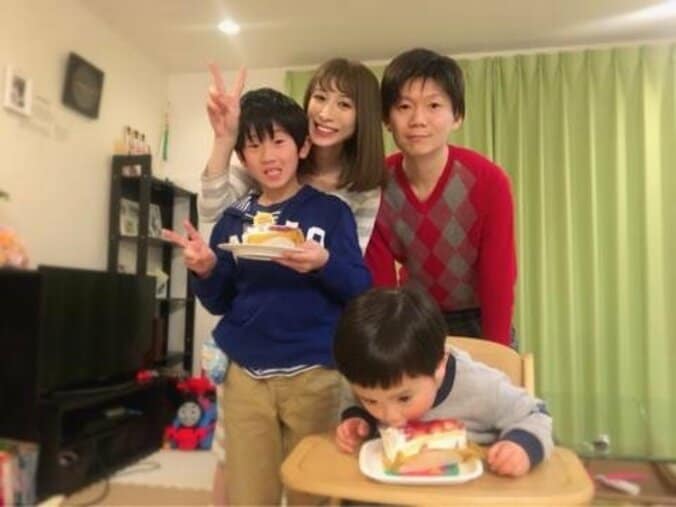 おかもとまり、夫・naoの亡くなった前妻の誕生日を家族でお祝い「ずっと一緒にお祝いしようね！！」 1枚目