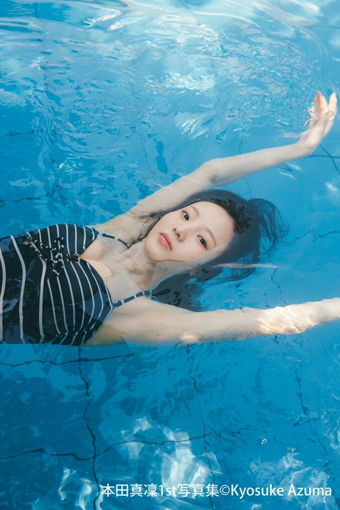 本田真凜がプールで優雅にたゆたう＆民宿でリラックス＆バレエスタジオでストレッチ 1st写真集から先行カット第2弾 1枚目