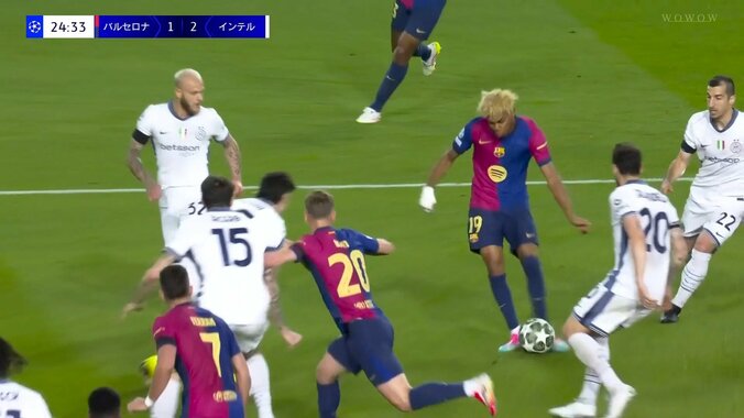 メッシ超え！17歳の神童が奇跡の衝撃弾「バルサで一番うまい」「芸術作品」神技タッチで5人包囲網を破壊→理解不能な超絶ゴラッソ！！ 4枚目