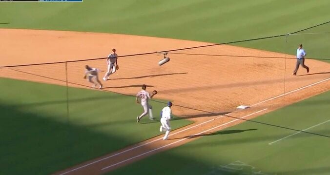 【写真・画像】一体、何が起きた…？ 大谷翔平、“謎の行動”「どうした」「何してるの」ベンチ内でウロウロ… 珍しい姿にファン騒然　1枚目