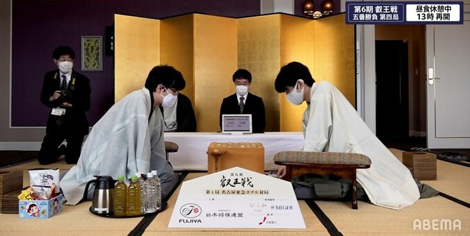 藤井聡太王位・棋聖、最年少三冠なるか 豊島将之叡王と対局中 戦型は「相掛かり」に／将棋・叡王戦五番勝負 1枚目