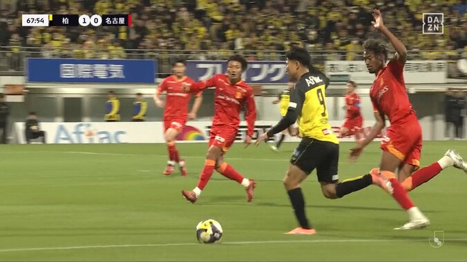 「レベル違う」日本代表選外の24歳FW、脅威の“超加速ドリブル”でDF2人をぶち破る「馬力やべえ」圧倒的打開力にファン衝撃 3枚目