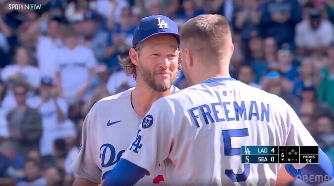 カーショーの降板で“粋な計らい” 途中交代のフリーマンがマウンドへ向かい労う「歴史に残るシーン」 サプライズ演出に「泣ける」 2枚目