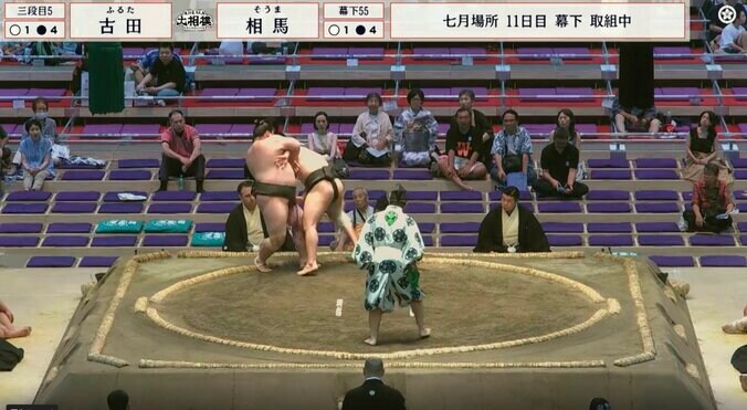 発生確率0.05%の“珍手”に館内ざわめき 「決まり手は何?」「珍しい勝ち方」滅多にない光景にファンも注目 2枚目