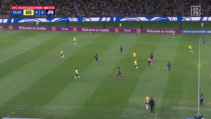 「どうなってんだよ！」日本代表戦で謎判定！？「今のは珍プレーすぎ」鎌田のパス直撃の審判が“ドロップボール”を相手側へ「日本のボールじゃないの？」「謎すぎる」 3枚目