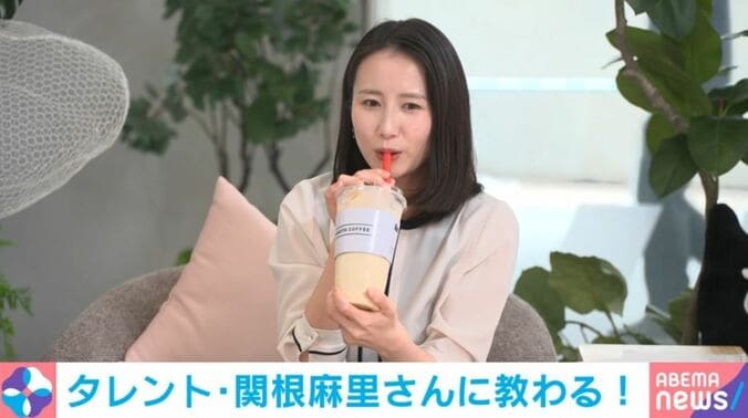 「マンモスコーヒー」を試飲する森川キャスター