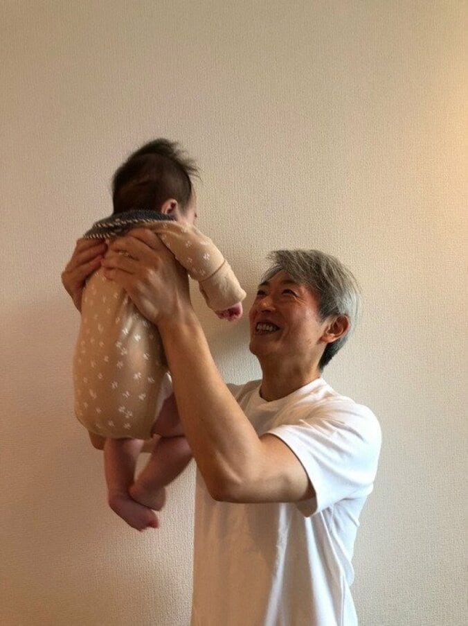 登坂淳一、娘が大喜びする遊び「いろいろと見えて嬉しそう」 1枚目