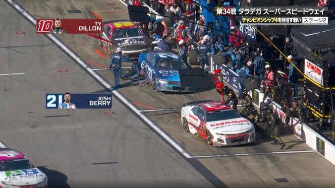 ピットクルー、窓を叩いて大激怒も「置いとく方が悪い！」 タイヤを吹っ飛ばしてピットアウト、目を疑う光景に「ちょっと危なすぎる」 2枚目