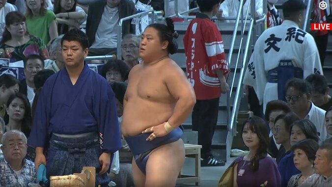 紫の着物ドレスが個性的