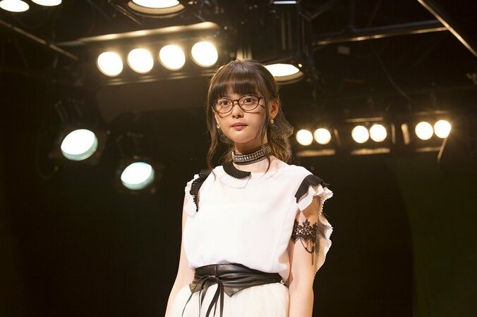 玉城ティナのメガネ姿が可愛すぎ！『わたしに××しなさい！』劇中写真が解禁 2枚目
