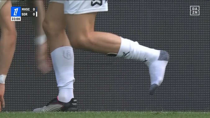 嘘だろ？伊東純也、超絶トラップの直後に転倒→足首を負傷して交代に「純也がこんな痛がるなんて」「マジで勘弁して」 5枚目