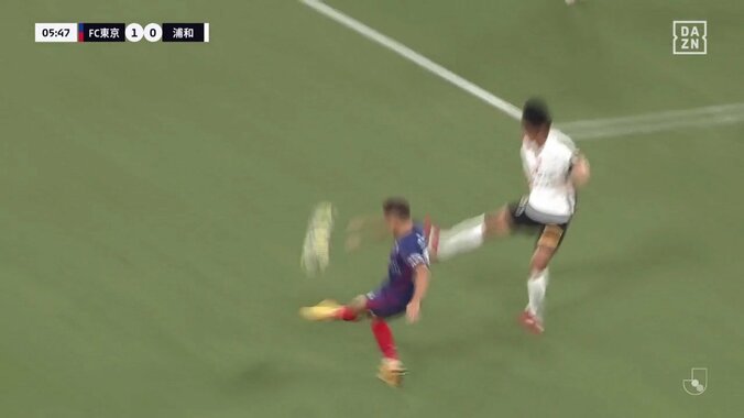 一体何した? 38歳 長友佑都のピンポイントクロスにSNS騒然「地球人の限界超えてます」「全盛期のクロス」“格の違い”をみせつける超絶アシストの瞬間 4枚目