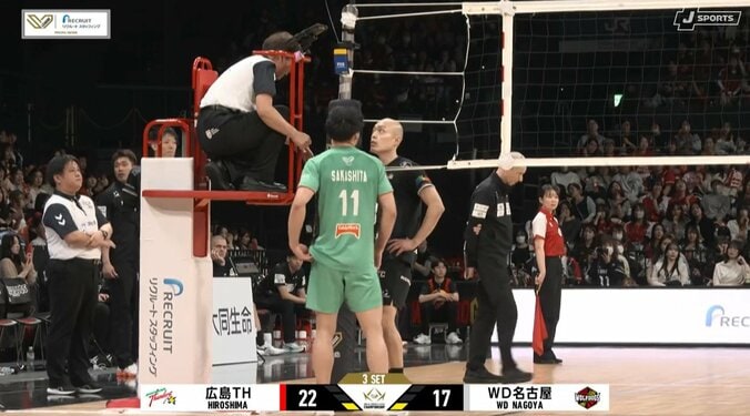 男子バレー、ネットを挟んで一触即発 両者睨み合いで波紋 緊迫の光景に「ヒヤヒヤする」ファン驚き 3枚目