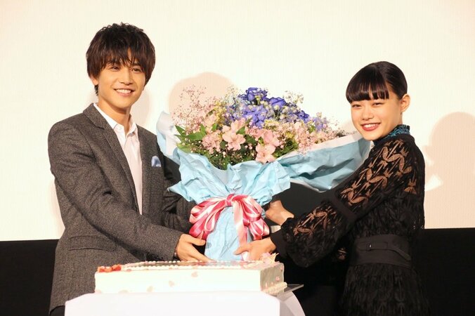 岩田剛典、グダグダ誕生日サプライズに苦笑い 21歳迎えた杉咲花に「ごめんね」　『パーフェクトワールド 君といる奇跡』舞台挨拶 1枚目