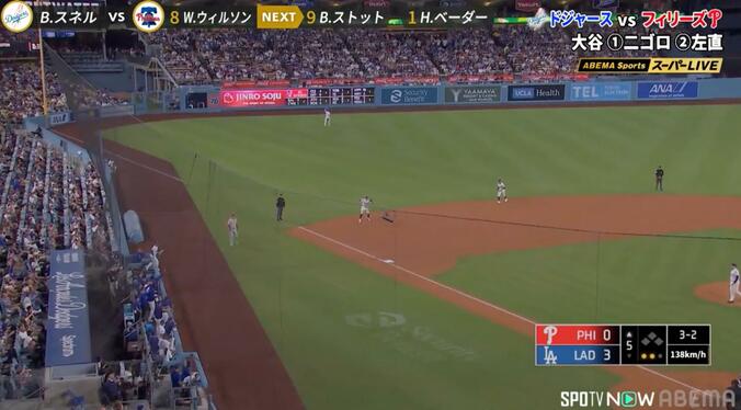 バットが吹っ飛んで、サードを守っていたキケ・ヘルナンデスがフリーズ