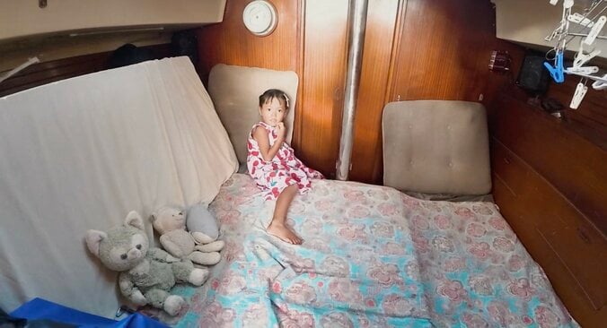 【写真・画像】“奄美大島の船上生活一家”の自宅ボートを公開「ここで4歳の娘が勉強しています」衝撃の船内に驚きの声「赤ちゃんがハイハイする場所がない！」　2枚目