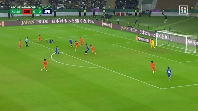 パスを出した直後に吹っ飛んだ佐藤龍之介