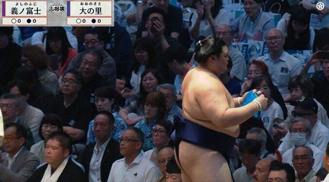 「横綱より目立ってる」「一番いい席に」大の里、初日黒星で館内騒然も…“異様”に目立つ人物の姿 “奇跡の画角”に反響も 3枚目