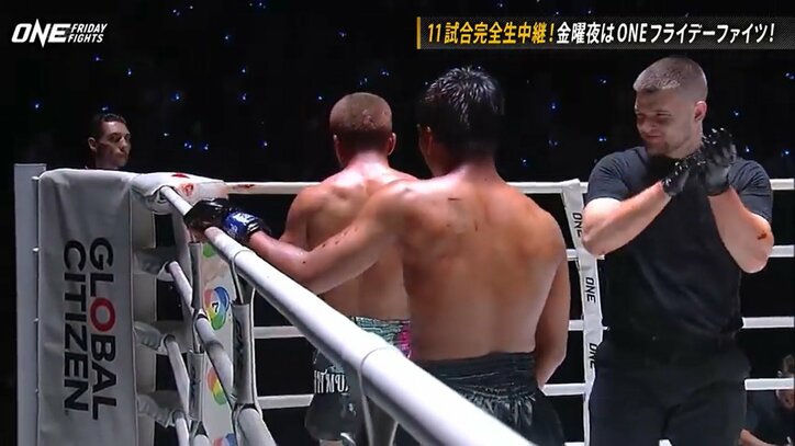 「唇裂けてるやん」衝撃の展開に「これ放送できるんすか…」RIZIN選手も困惑 レフェリーが思わず拍手を送った死闘 試合後のドラマに「泣きそう」「ベストバウト」反響相次ぐ