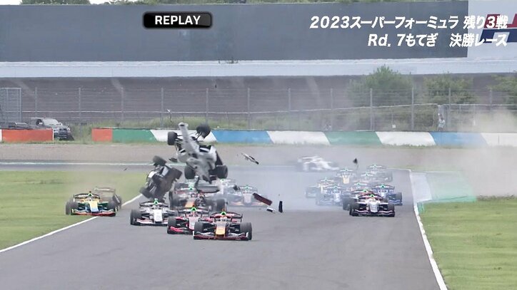サーキット騒然！日本最速レースで“マシンが宙を舞う”アクシデント…スタート直後の大波乱に緊張広がる