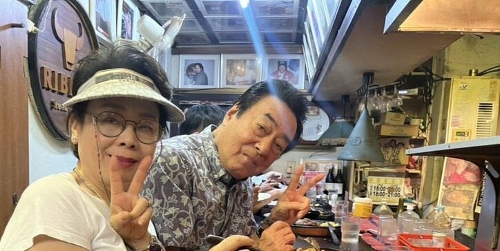 【写真・画像】高橋英樹、ヒレステーキを堪能し夫婦ショットを披露「マスターは相変わらずパワフル」　1枚目