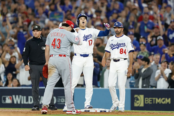【写真・画像】大谷翔平、爆速タイムリーでガッツポーズ ドジャース2連勝で地区シリーズ進出　1枚目