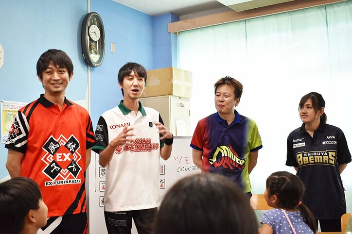 プロ麻雀リーグ「Mリーグ」の選手が小学校訪問　子どもたちが全自動卓に大興奮！