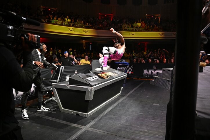 【映像】怪物レスラーが場外ぶん投げ→放送席“大崩壊”の衝撃光景