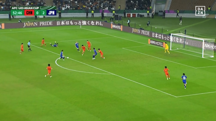 パスを出した直後に吹っ飛んだ佐藤龍之介