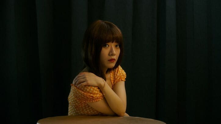 修正＆加工で地味な女子高生が美女インフルエンサーに！誰にも言えない二重生活…中毒性抜群の韓ドラ『影美女』スタート！