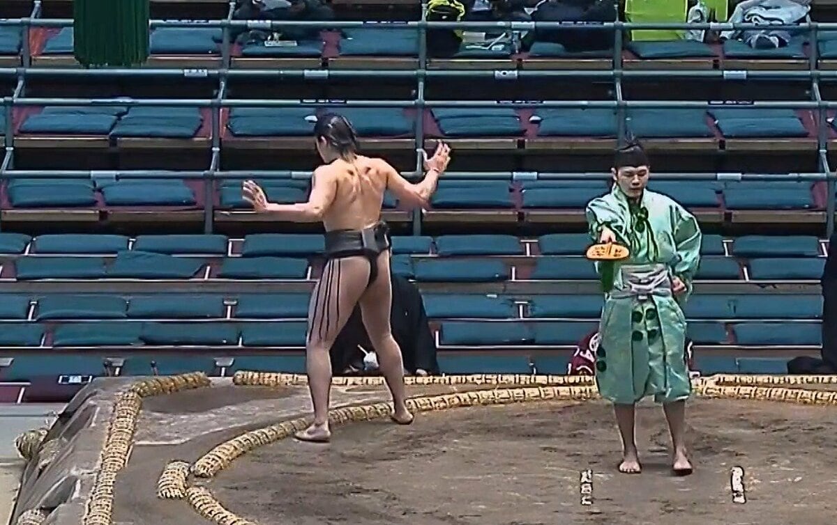 力士なのに逆三角形」「すんごいカラダ」三月場所で話題の18歳力士に