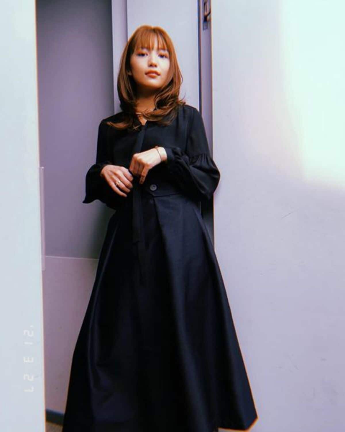 川口春奈、アルマーニのブラックドレス姿を公開 「大人っぽくて 川口春奈、アルマーニのブラックドレス姿を公開 「大人っぽくて