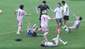 一体、何が？ 冨安健洋、“まさかの乱闘勃発”！？ 相手選手を次々と突き飛ばす… 板倉滉、谷口彰悟も加勢！芸人チームとの一戦にスタジアム大爆笑