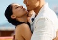 ダイナマイトボディの20歳女子大生、イケメンに情熱的なハグ&キス「キスマークすごい!」全員驚き
