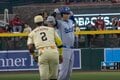 何が起きた? 大谷翔平が「めっちゃビックリ」 相手野手は笑顔… ヒット後に“想定外のハプニング”発生