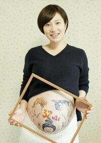 『コウノドリ』原作者が妊婦のお腹に“マタニティアート”「一生の宝物」「これで安産間違いなし！」